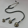 Cardiologie Iv St&eacute;thoscope vert sur l'estomac