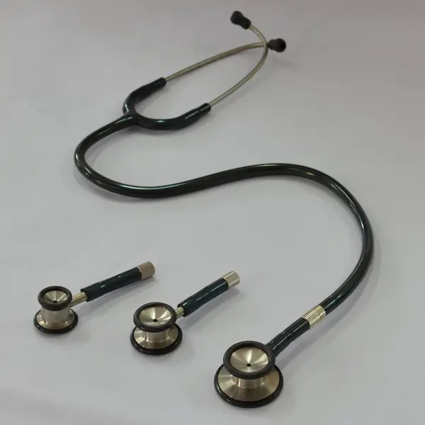 Cardiolog&iacute;a Iv Estetoscopio Verde En El Est&oacute;mago