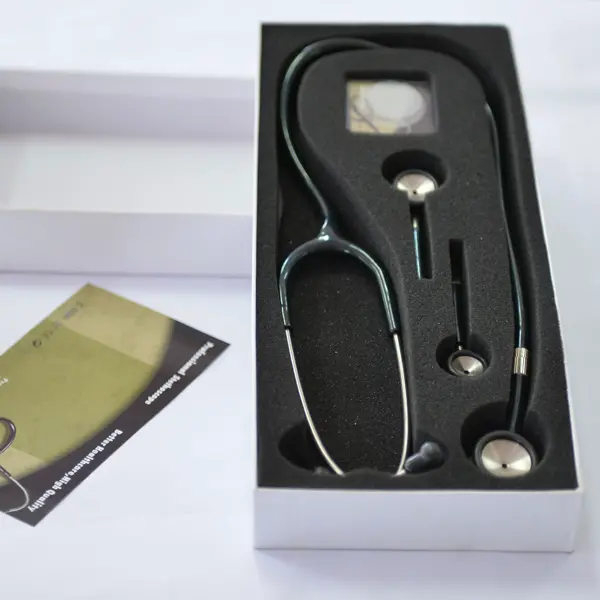 Stetoscopio verde di cardiologia Iv sullo stomaco
